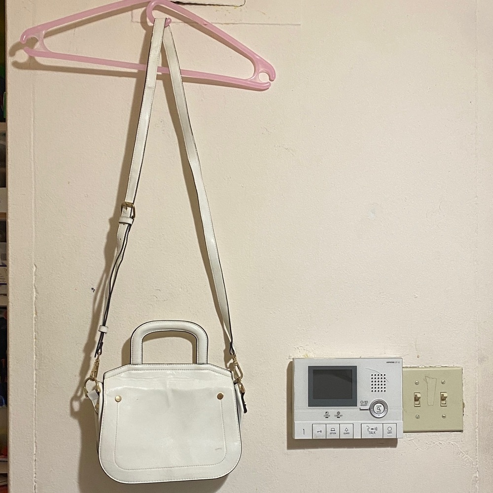 White Women Crossbody Bag with Top Handle 1 pocket inside Open to Offers!Clean